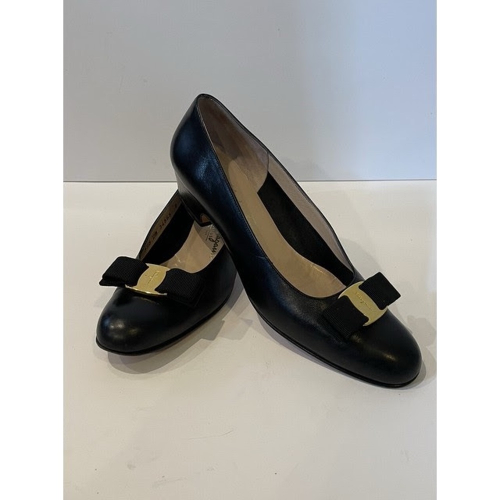Salvatore Ferragamo Boutique Black Leather Vera Bow Pumps Size 9
